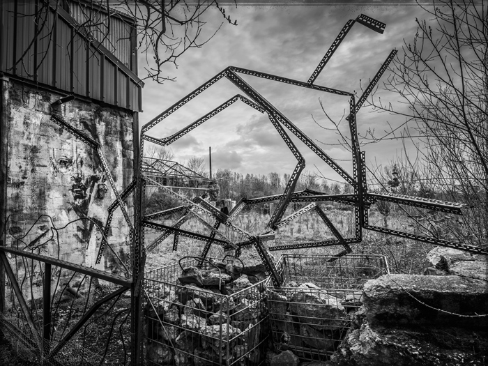 Je présente au Ciné Manivel à Redon du 05 au 30  Avril une exposition de photos panoramiques en noir et blanc dans le cadre du Projet  Confluence 2030 porté par Redon Agglomération.  C’est un portrait ni flatteur, ni déformé, un état des lieux d’un paysage ordinaire quotidiennement traversé que seul une transformation photographique rend intéressant